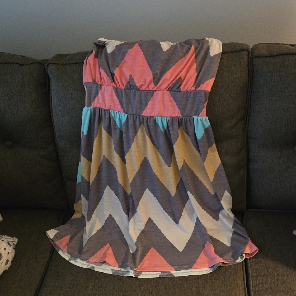 Filly Flair Strapless Dress with Chevron Design 🌺 SIZE L
